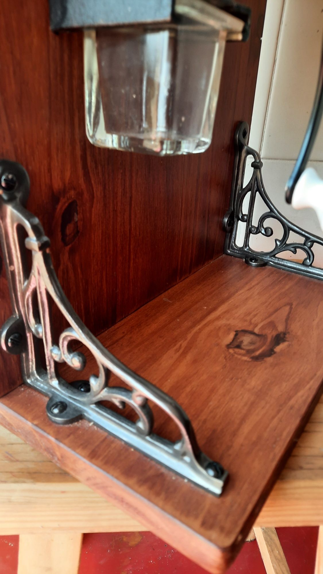 Moinho manual de café com suporte em madeira.