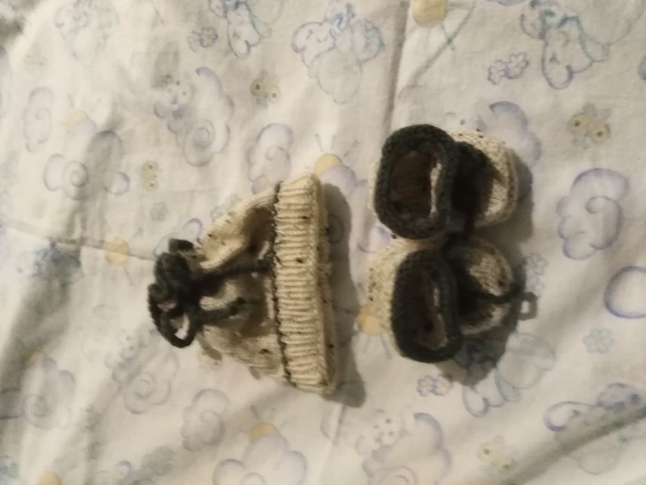 Пинетки и шапочка для маленьких деток