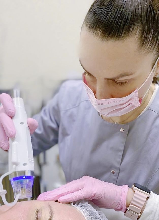 Косметолог губи ботокс пілінг чистка фракційний RF ліфтинг лівобережна