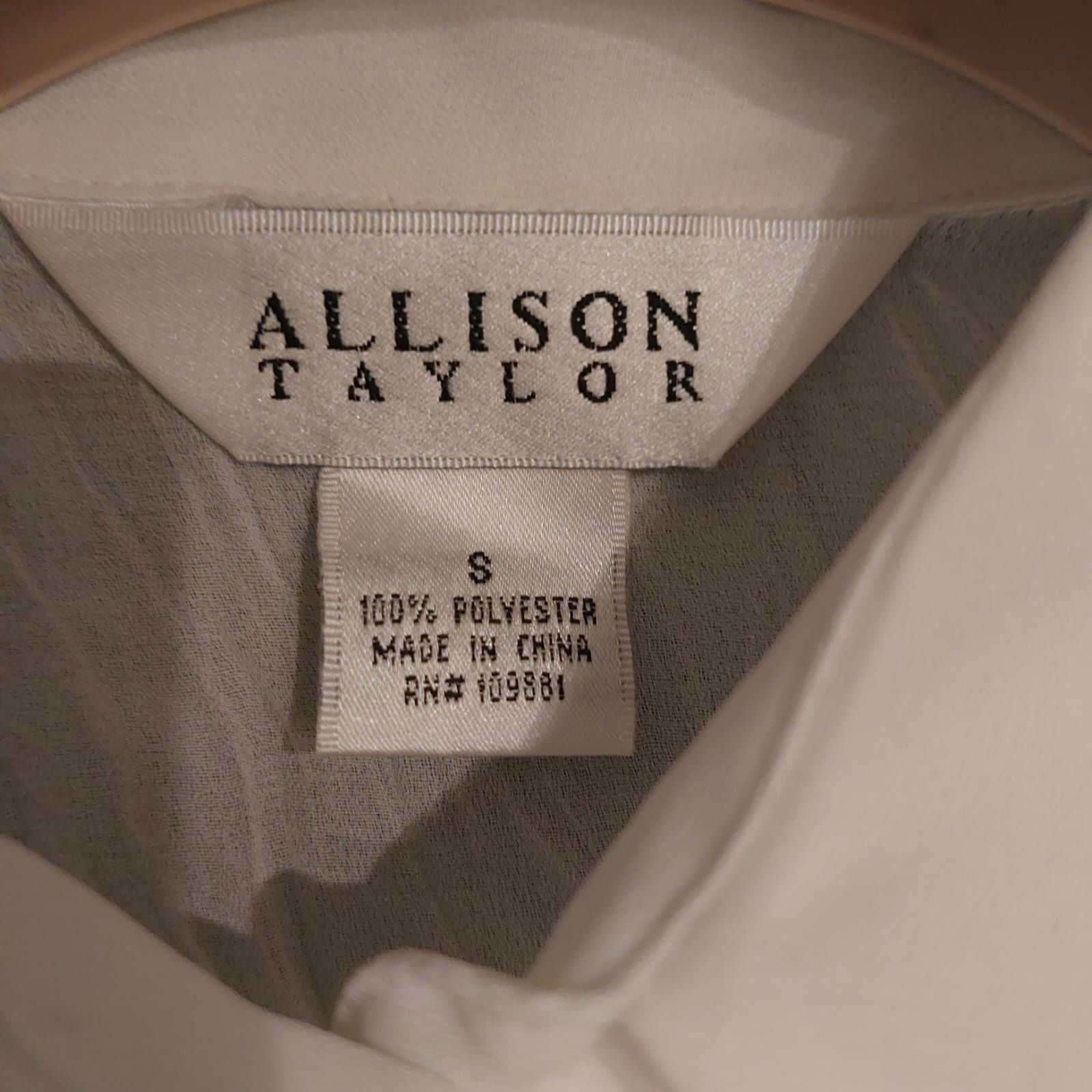 Biała przezroczysta marszczona bluzka z żabotem Allison Taylor S