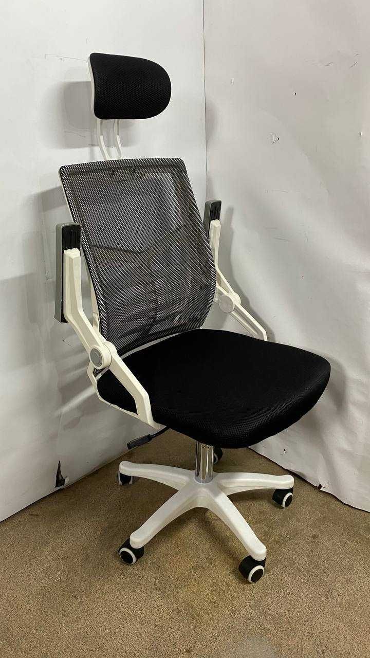 Крісло сітка біло-чорного для офісу