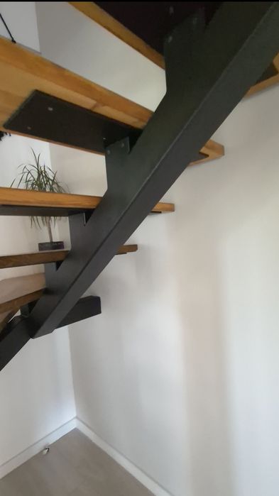 Schody metalowe wewnętrzne – nowoczesny design i solidne wykonanie