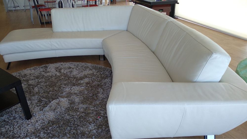 Sofa branco em pele sintetica com chaise lounge