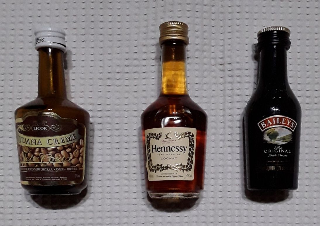 Bebidas em miniatura para colecção, ainda fechadas