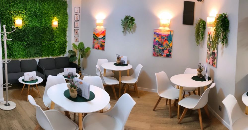 Kawiarnia w centrum miasta przy placu zabaw