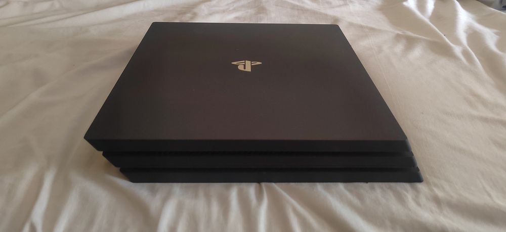 Vendo PlayStation 4 PRO + comando