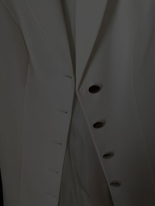 Сукня - піджак білого кольору в ідеальному стані.