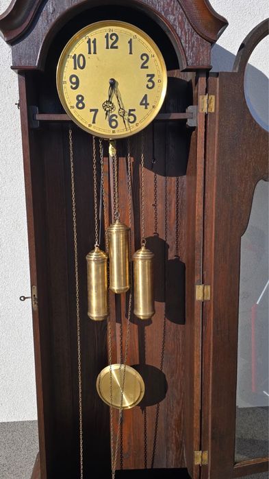 Stary zegar LFS stojący