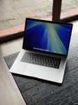 MacBook Pro 15 Silver i7 16/256GB, Radeon Pro 555, bateria 89%!