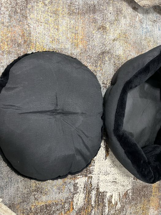 Место доя собак, лежанка черного цвета , меховая