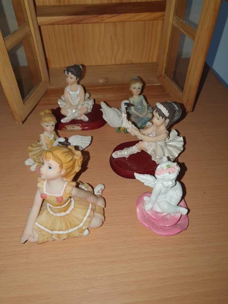 Vitrine de madeira com 2 portas de vidro, com 5 bailarinas e anjinho