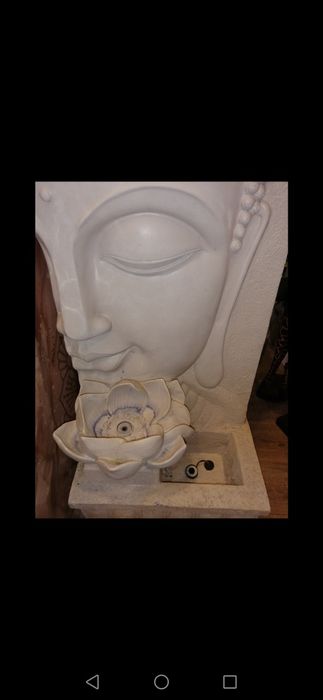 Fonte  de  água a circular   com  luz