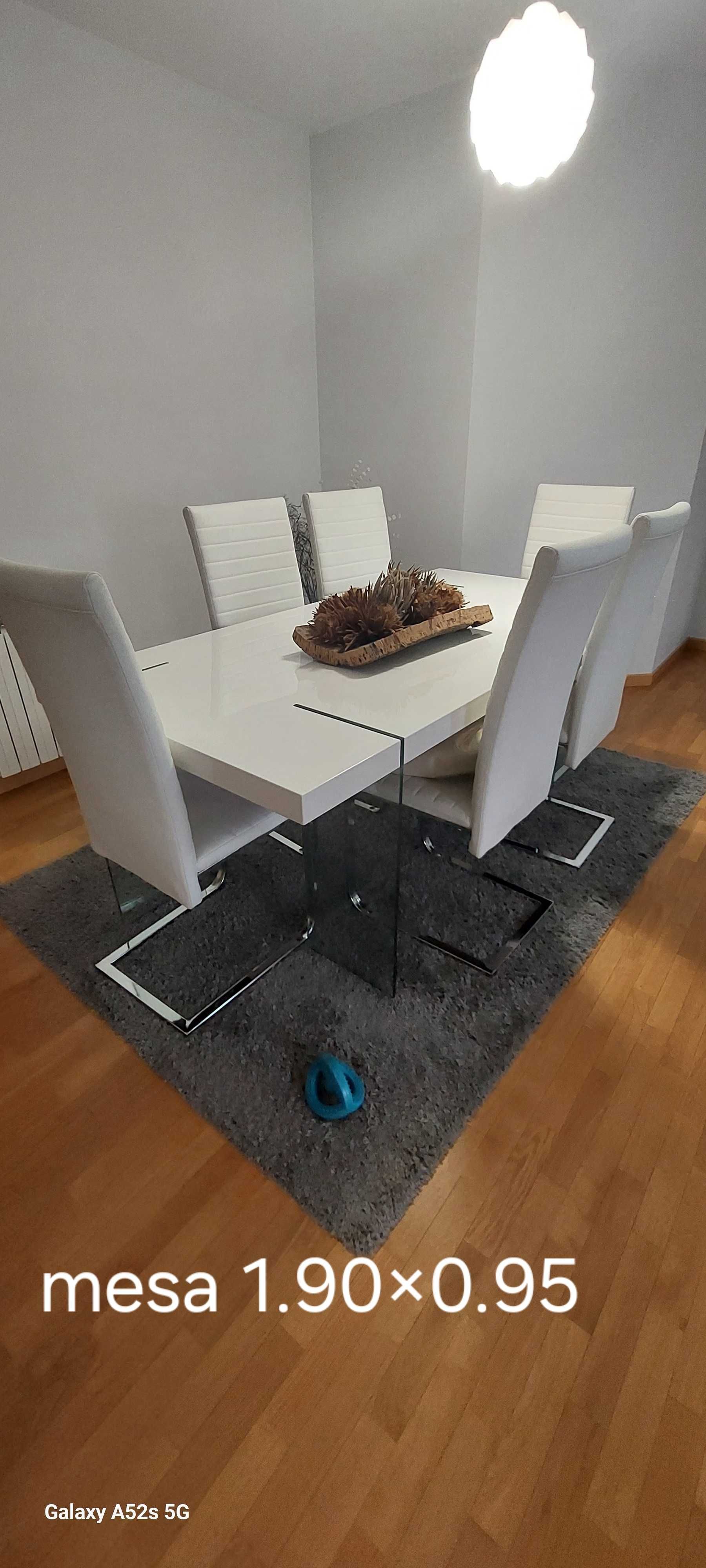 Mesa lacada em branco com pes em vidro