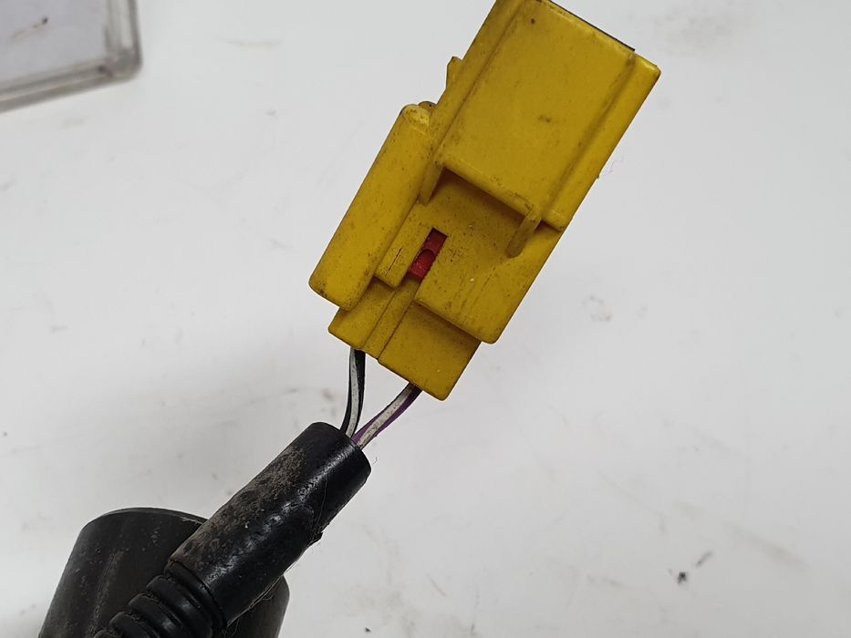 Encaixe de cinto frente esquerdo FORD Mondeo II (BAP)