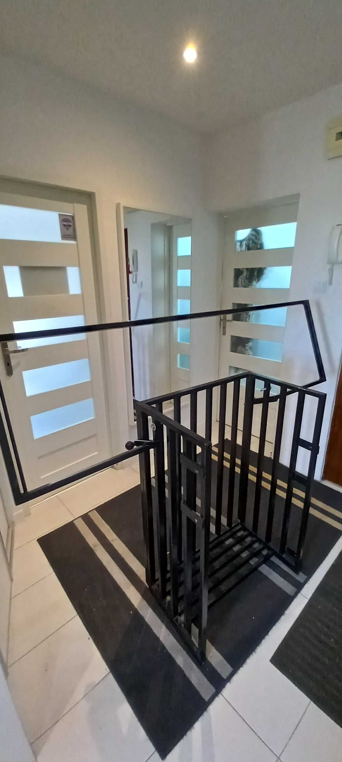 Mały balkon z suszarką