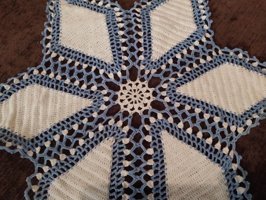 Conjunto de 3 naperons feitos à mão.