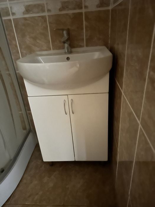 Душевая.бойлер,раковина с тумбочкой