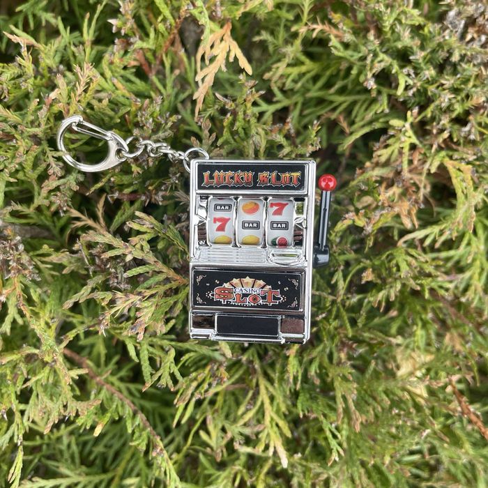 Брелок на ключи в виде игрового автомата, казино