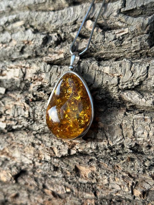 Duży wisior zawieszka z bursztynu w kolorze miodowym
