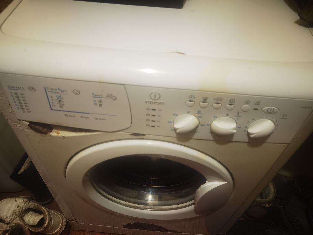 Продам стиральную машинку Indesit wisl 105