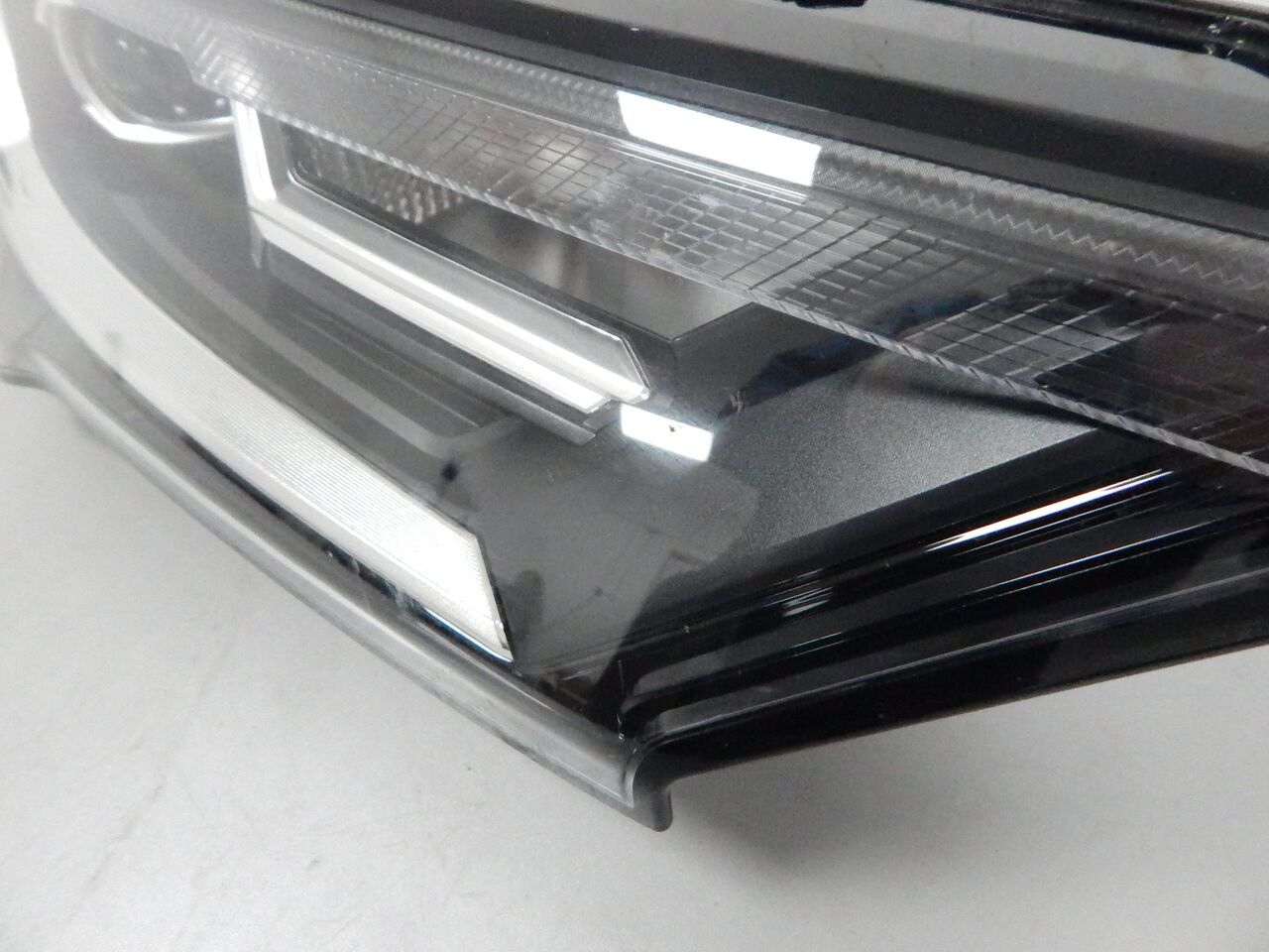 Фара передня права ксенон AUDI Q7 4M0941012B 2016-2022
