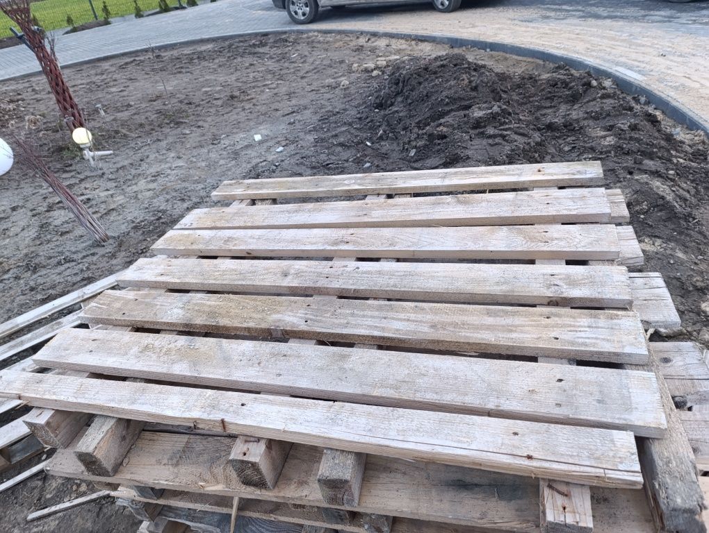 Palety po kostce brukowej