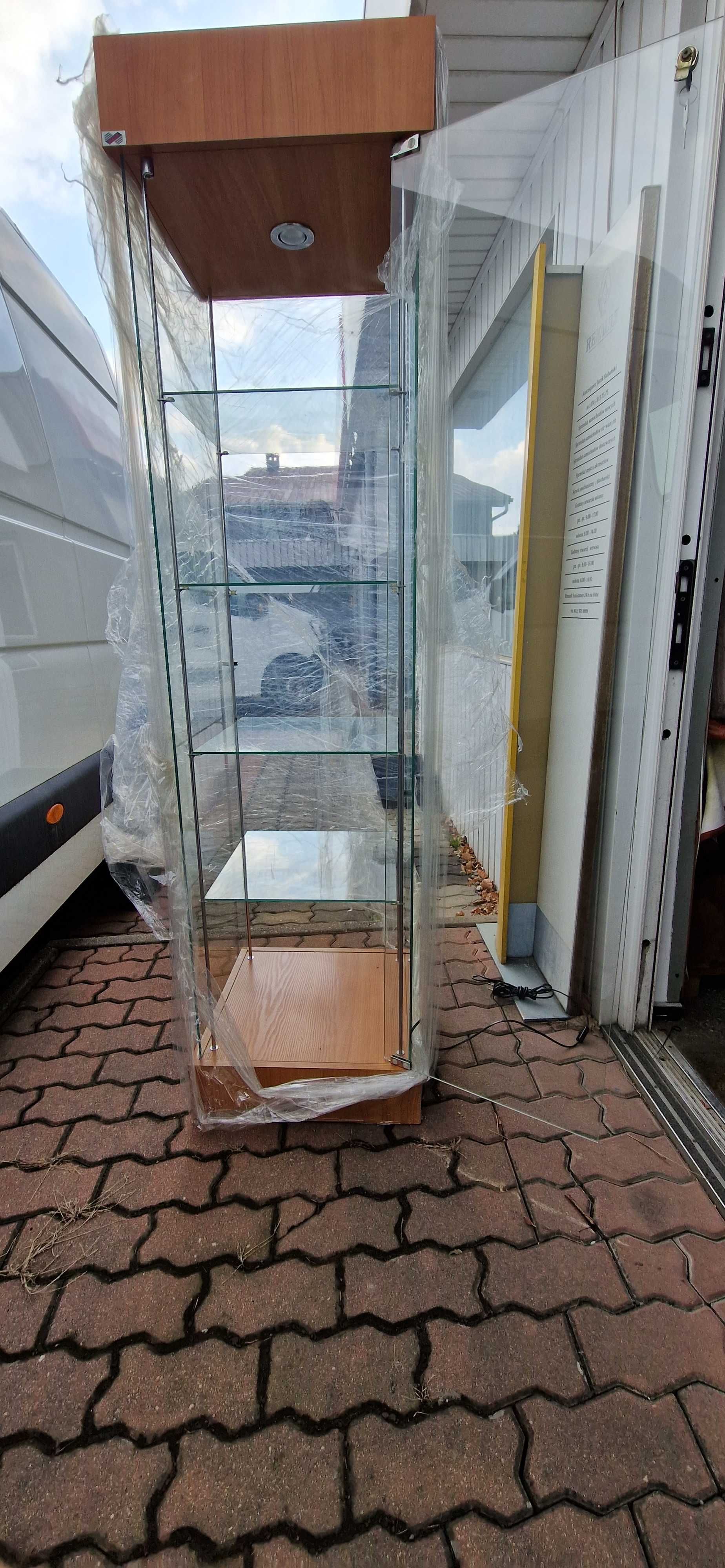 Witryna Gablota szklana z oświetleniem