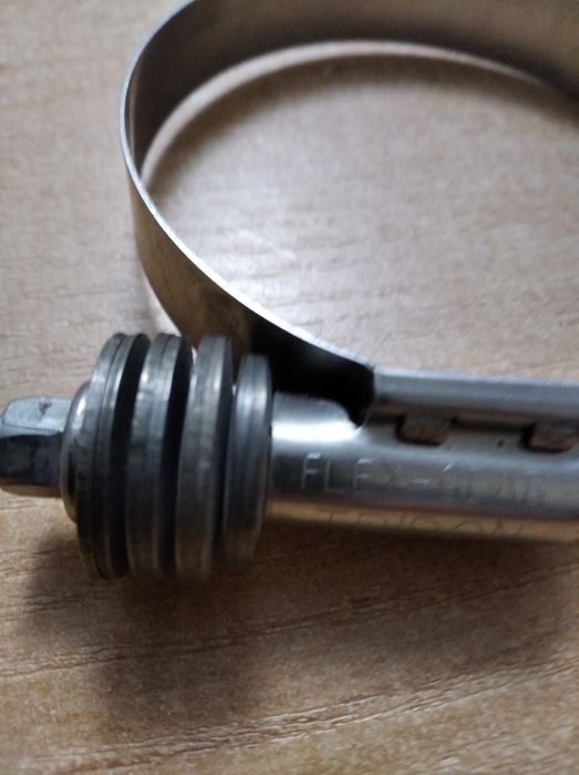 Opaska taśmowa że sprężyną  kompensacyjną