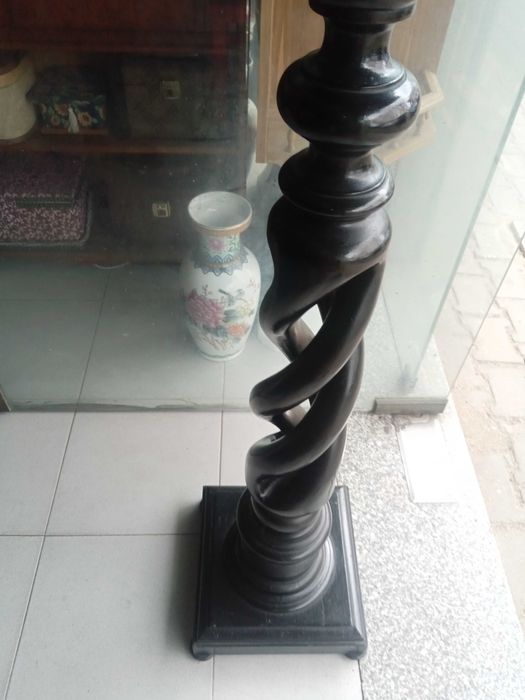 Coluna antiga em madeira
