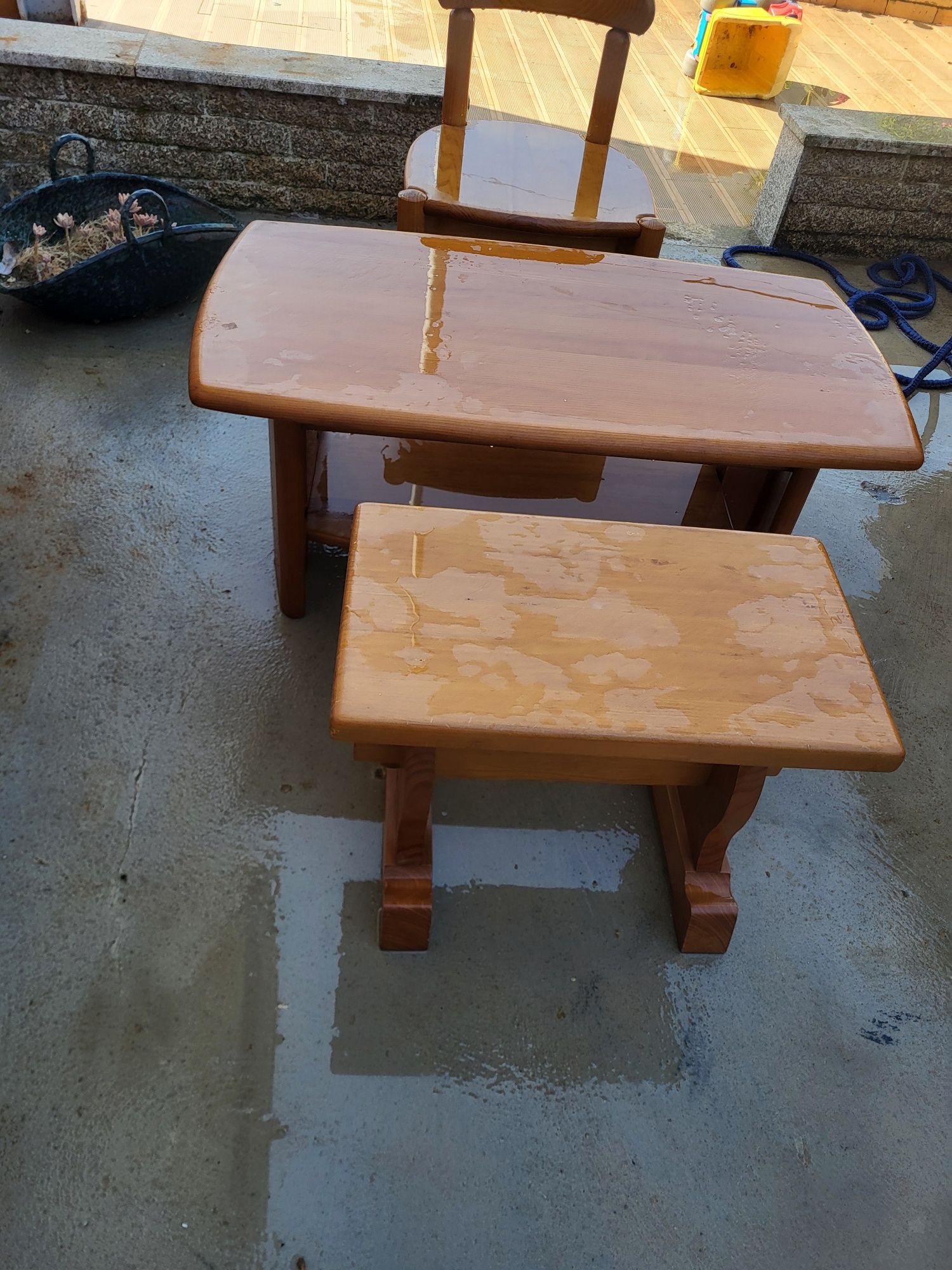 Vendo mesa pequena banco e cadeira