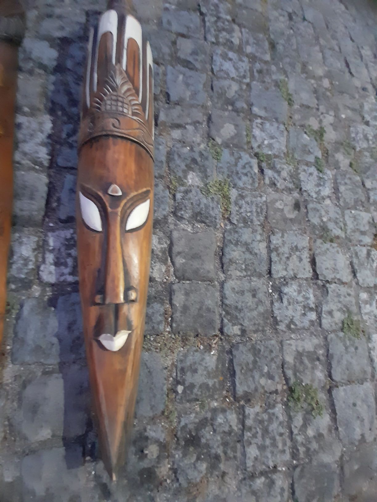 Duas máscaras em madeira