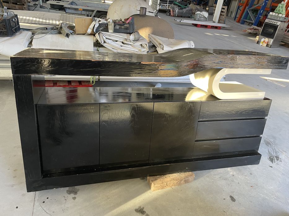 Aparador sala preto e branco com portas e gavetas