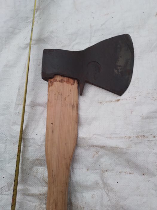 Топор  , вила , сокира