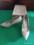 Sapatos prateados tamanho 37