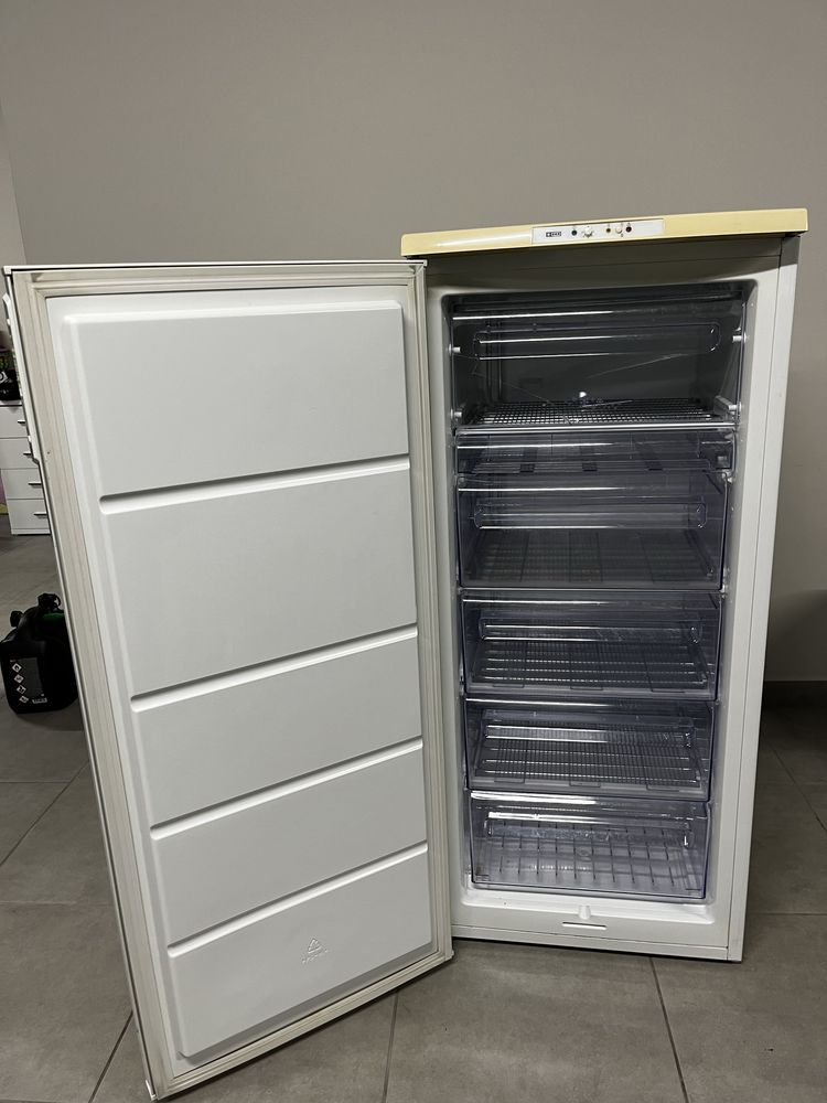 Acra congeladora vertical 5 gavetas Zanussi