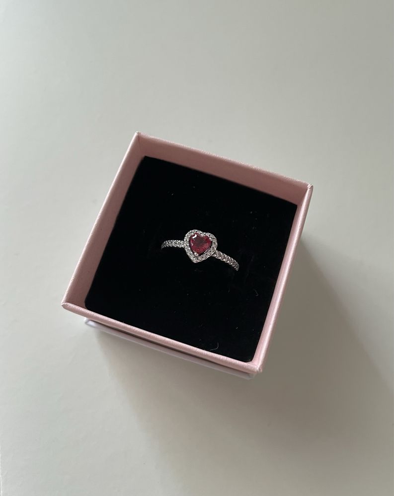 Anel Pandora Sparkling Red Elevated Heart