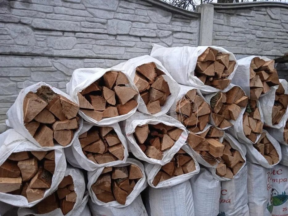 Дрова сухі дубові в мішках