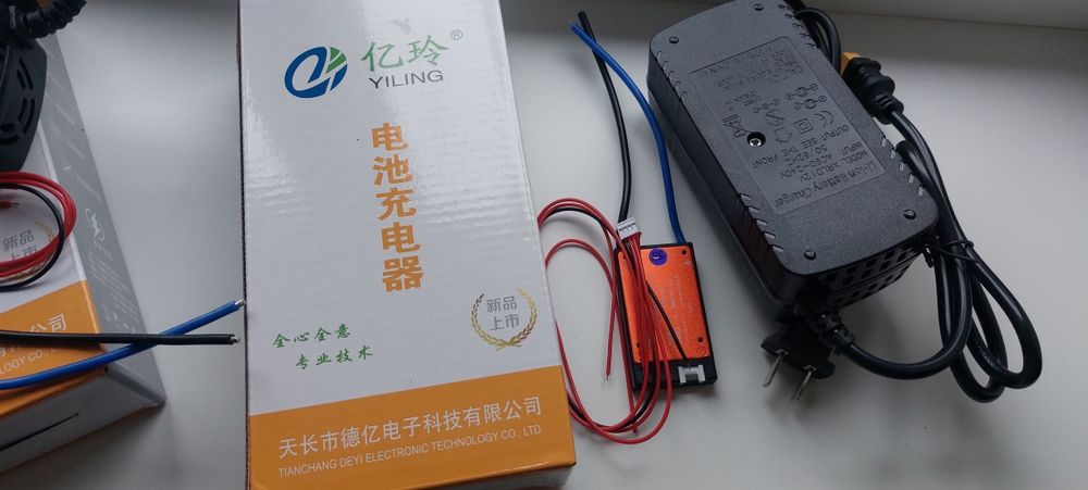 Б/у Зарядка зарядне 12Вольт BMS Daly 12v на гибридный инвертор