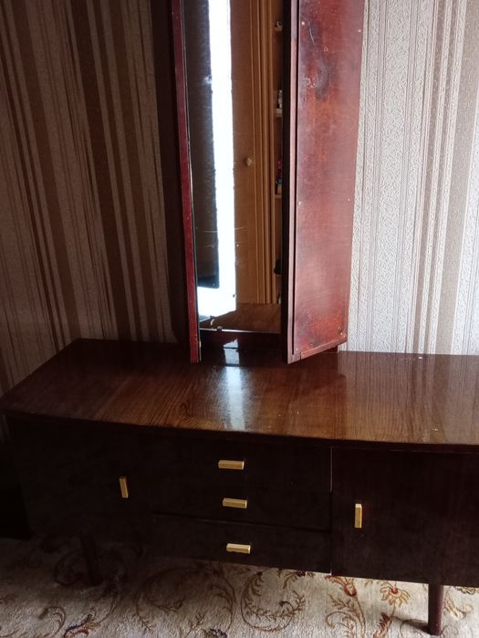 Продаю трюмо в гарному стані