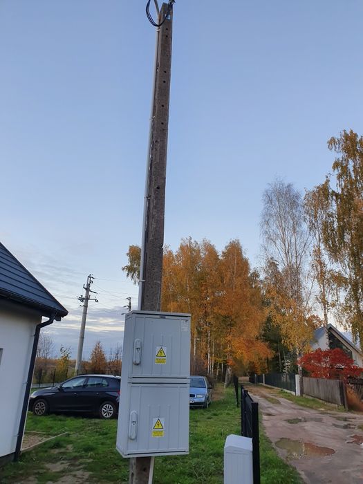 Słup i skrzynka prowizorka prad budowlany