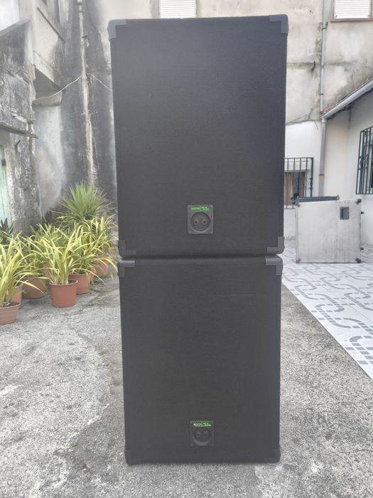 Mesa mistura Amplificada Peavey XR1200D com 4 colunas