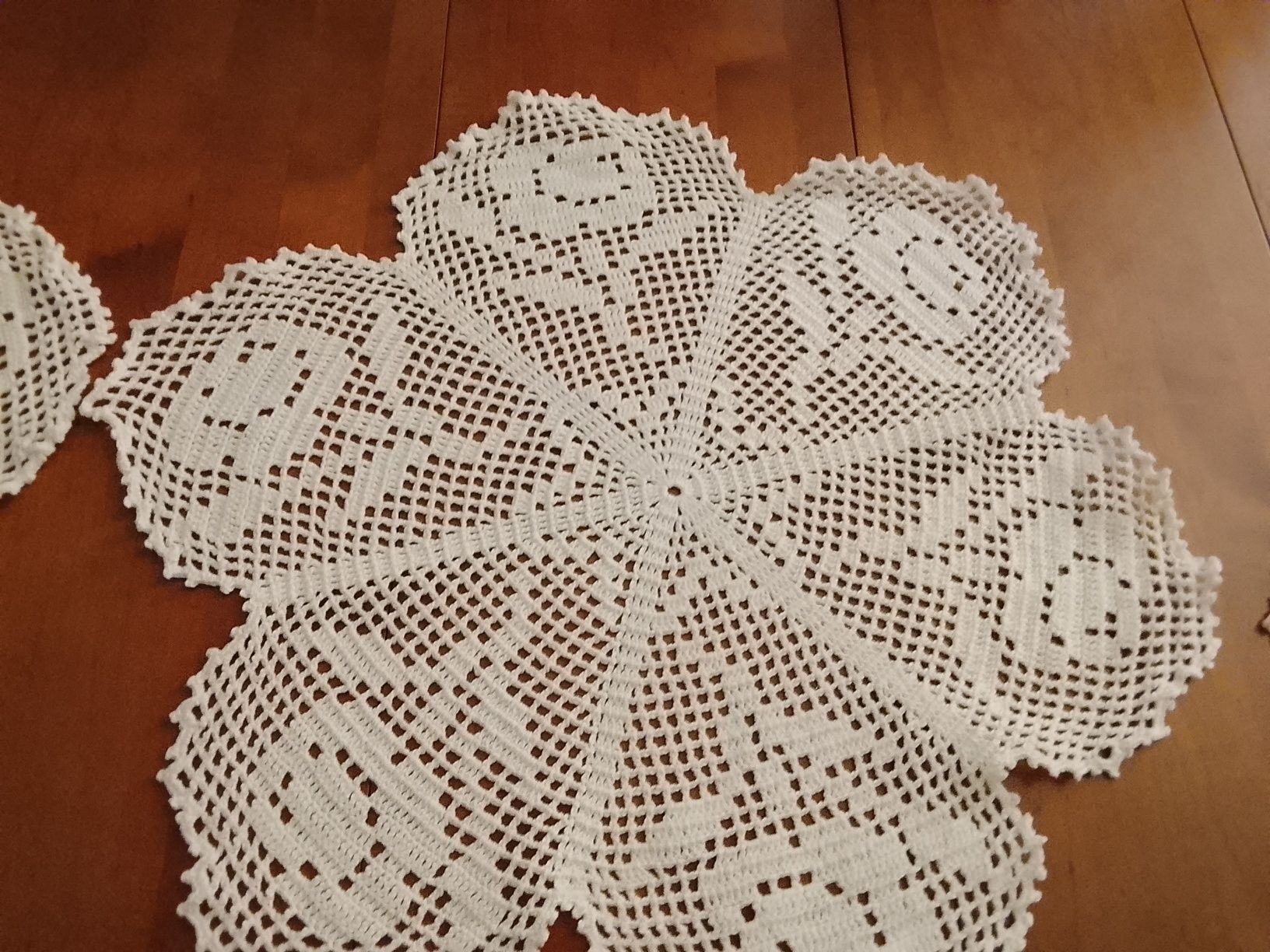 Conjunto de três naperons em crochê feitos á mão