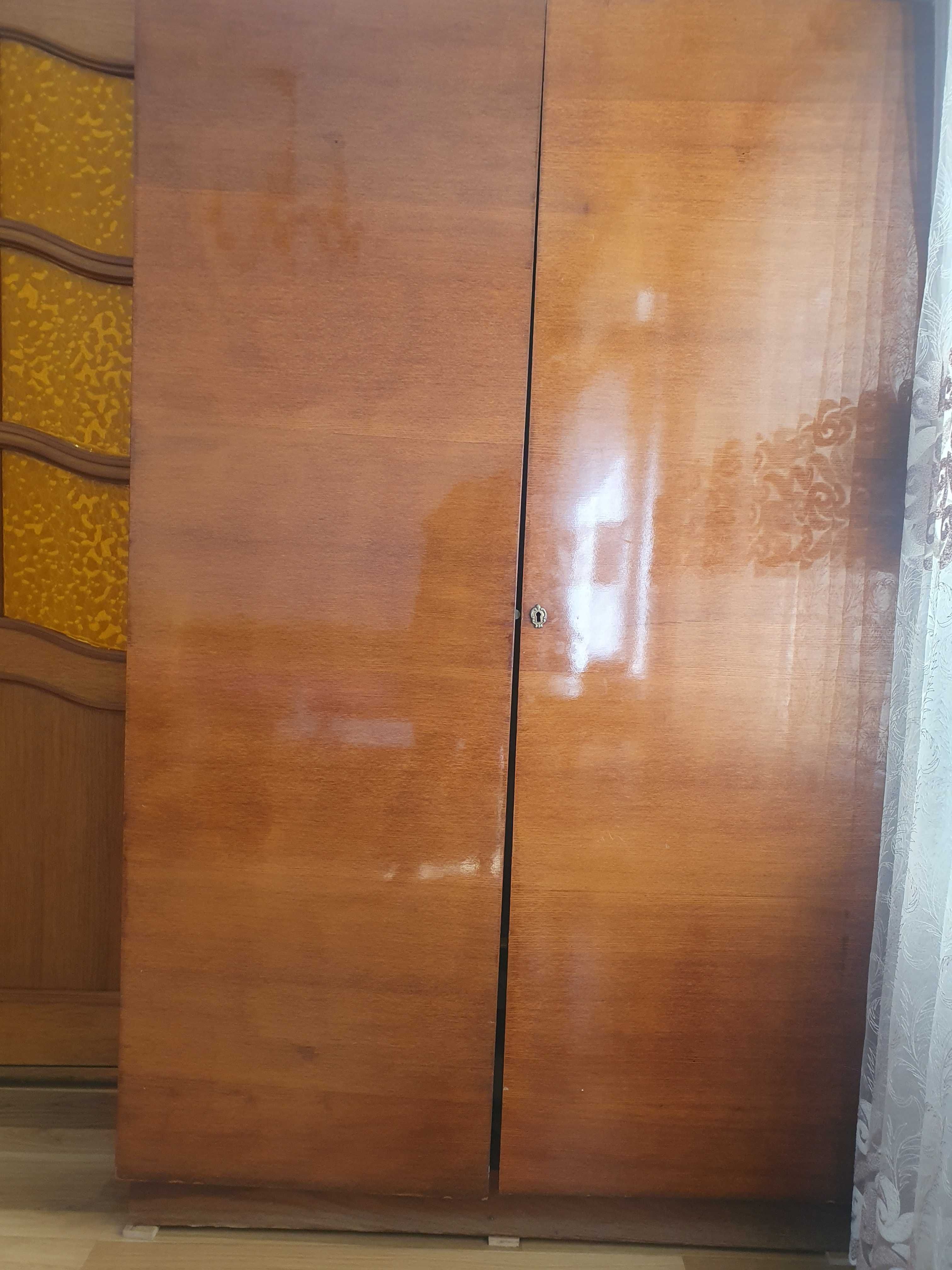 Продам шкаф двостворчатий
