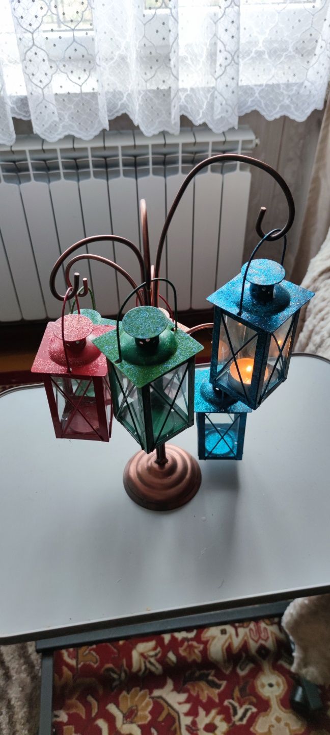 Piękny stojak z lampkami metalowymi