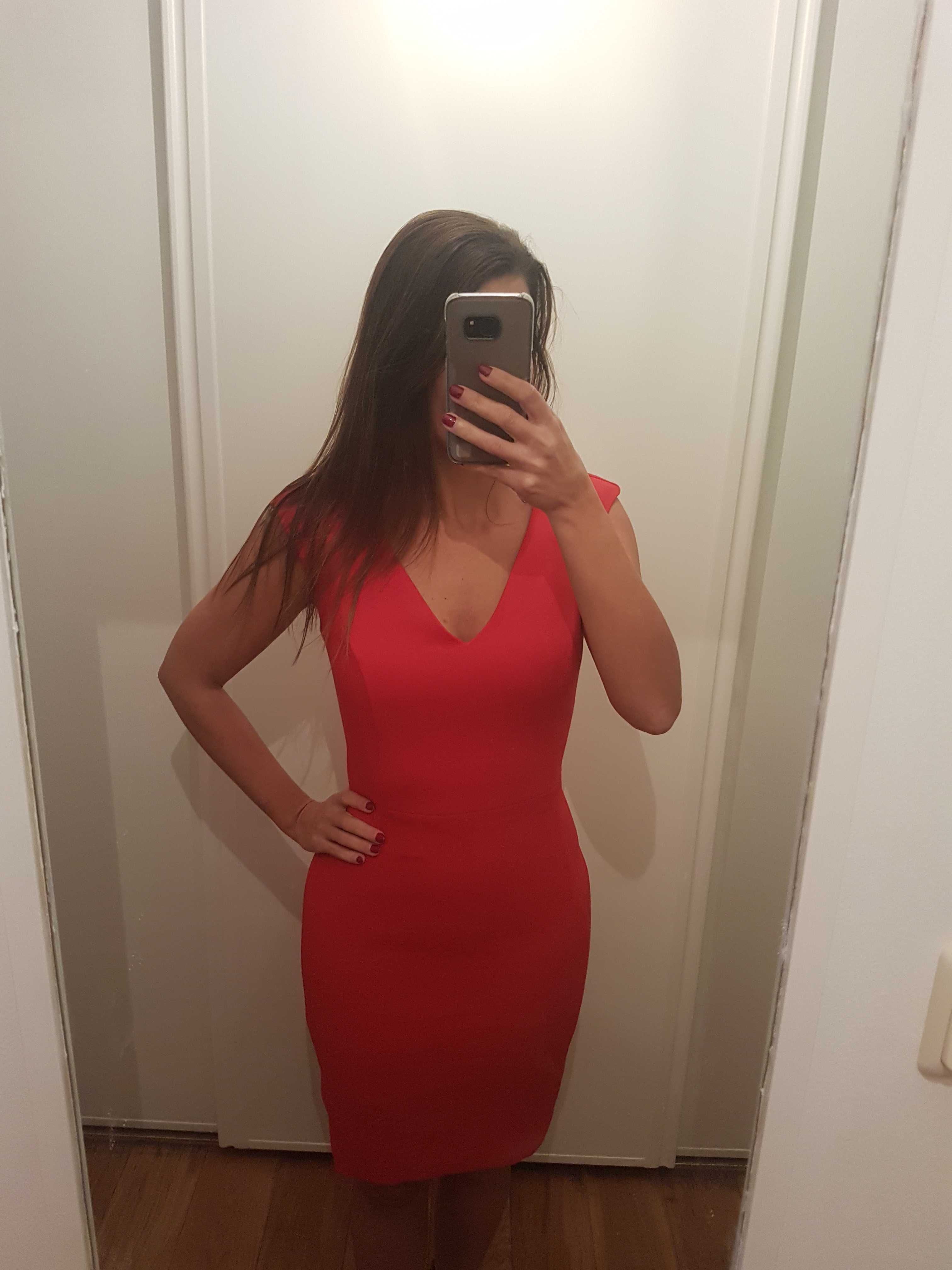 Vendo vestido vermelho cintado e elegante