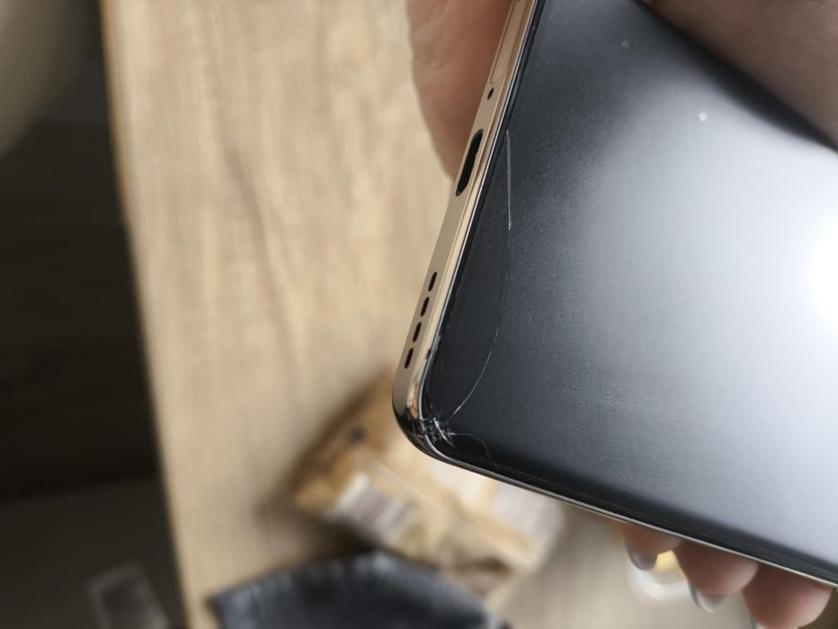 Telefon Realme 12 pro + 512GB złoty/beżowy, nadpęknieta szybka