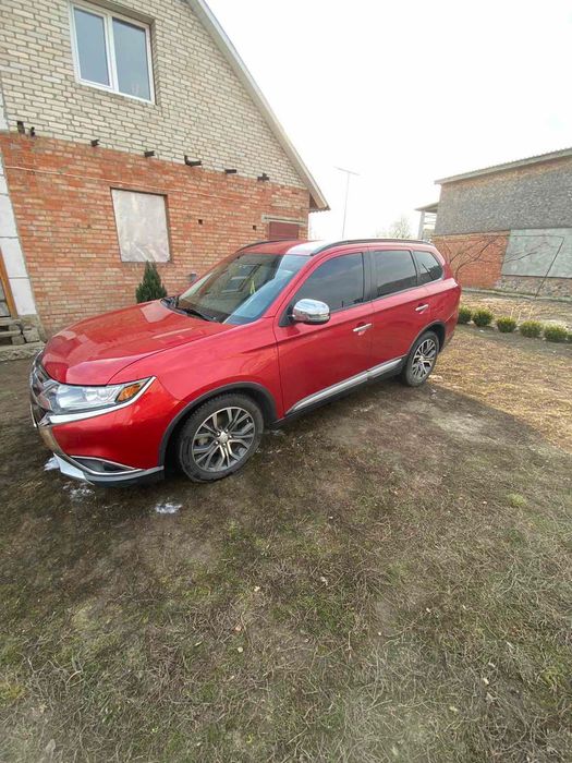 Mitsubashi outlander 2016 рік