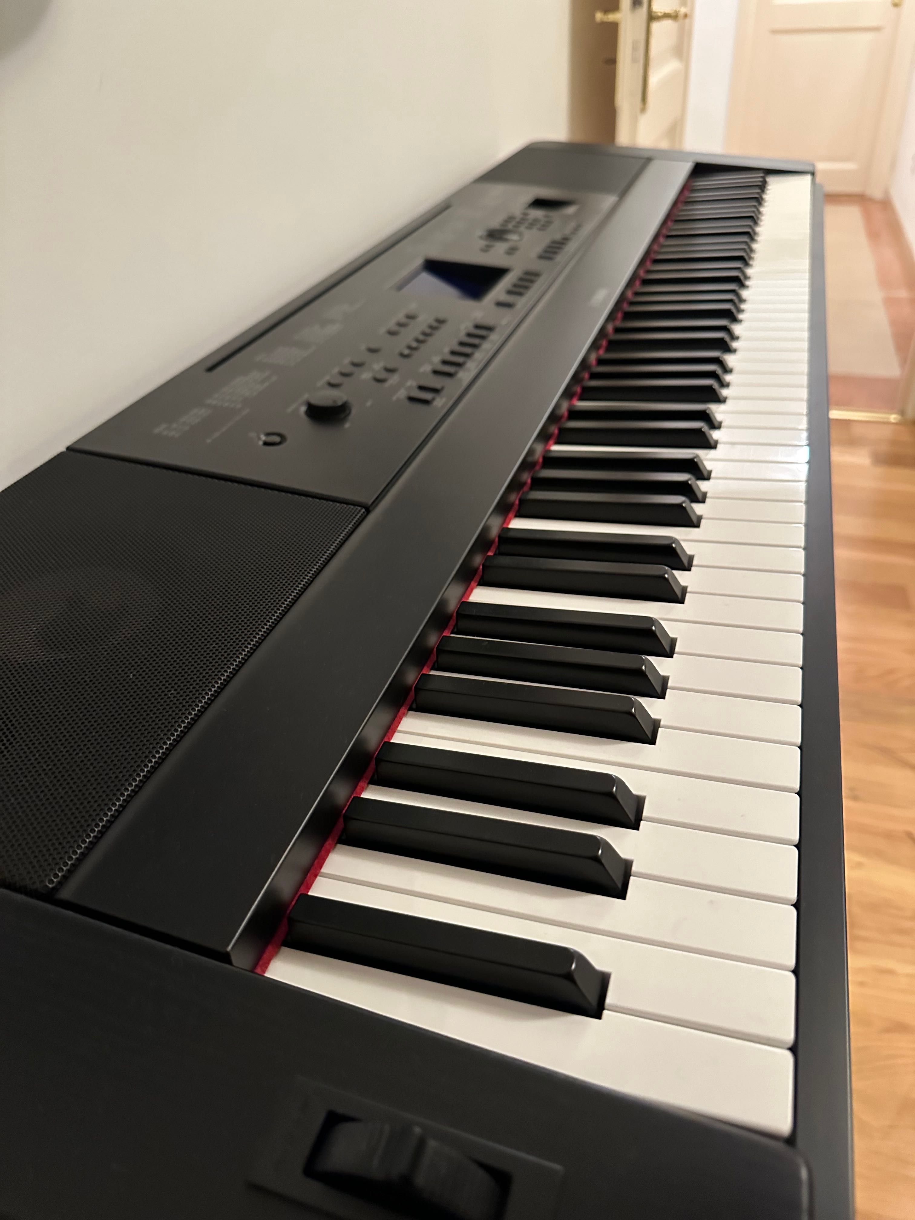 Piano digital Yamaha DGX-660 em perfeito estado.