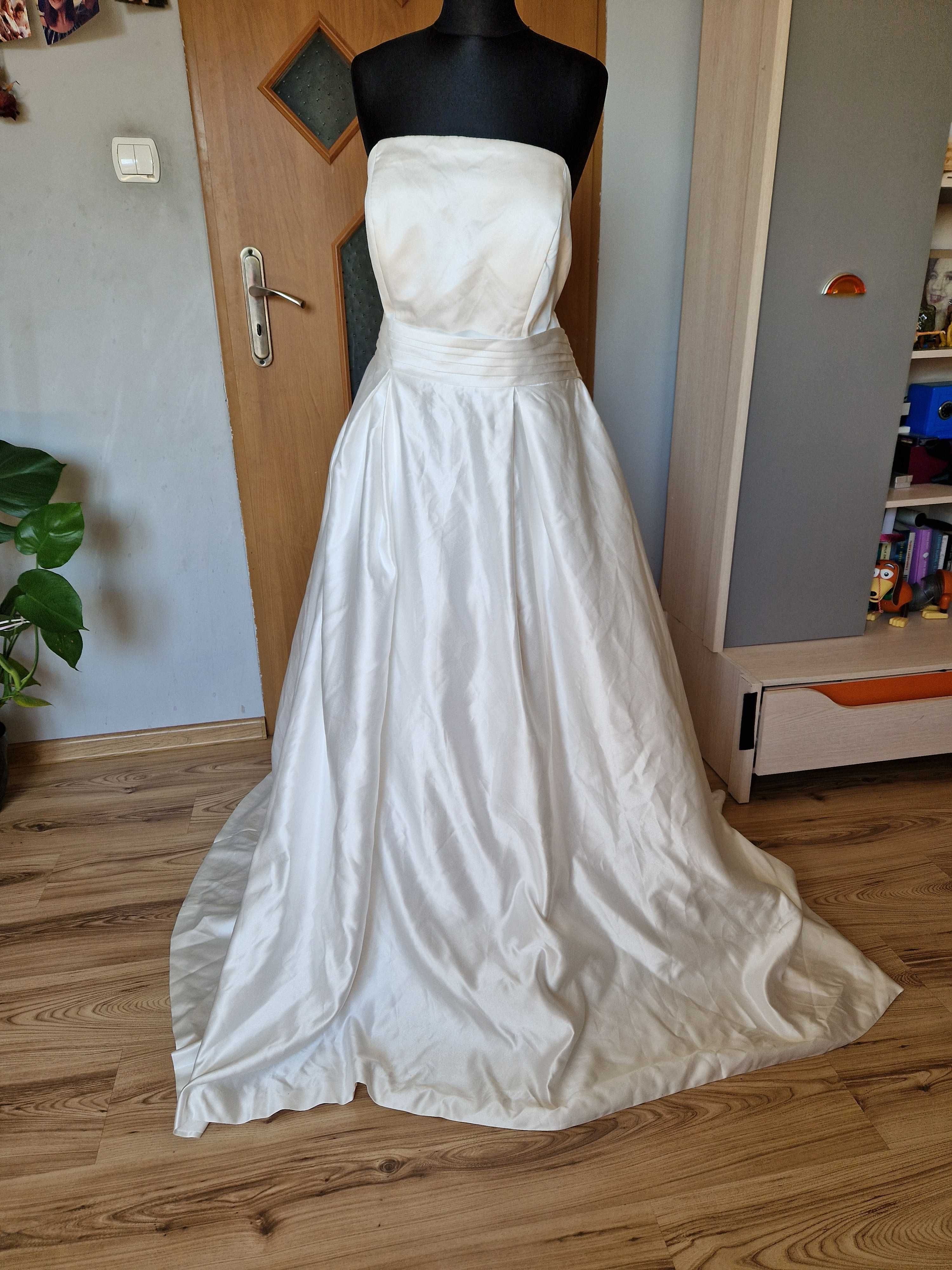 Biała satynowa suknia ślubna