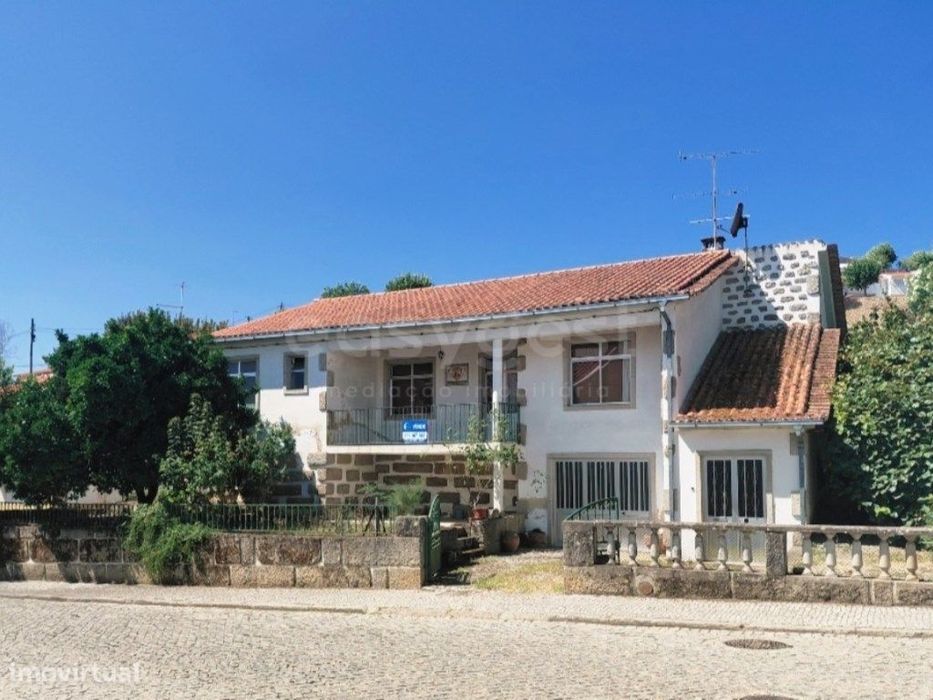 Fantástica Moradia T4 com Terreno no Coração de Freixo de Espada à ...